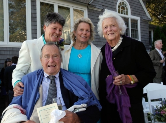 Джордж Буш-старший став почесним свідком на гей-весіллі