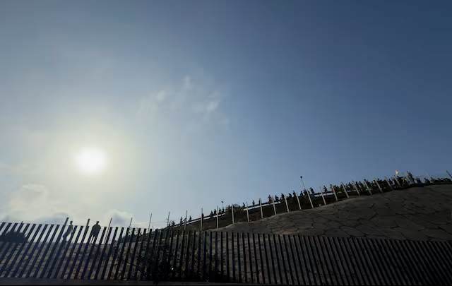 Близько 100 мігрантів загинули під час штурму кордону в Сеуті – Reuters
