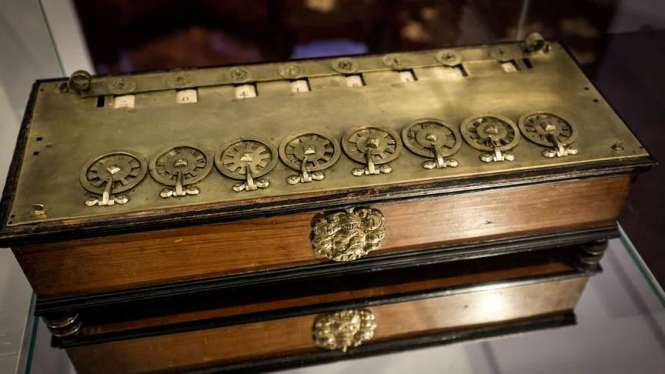 У Франції намагаються продати на аукціоні перший у світі калькулятор