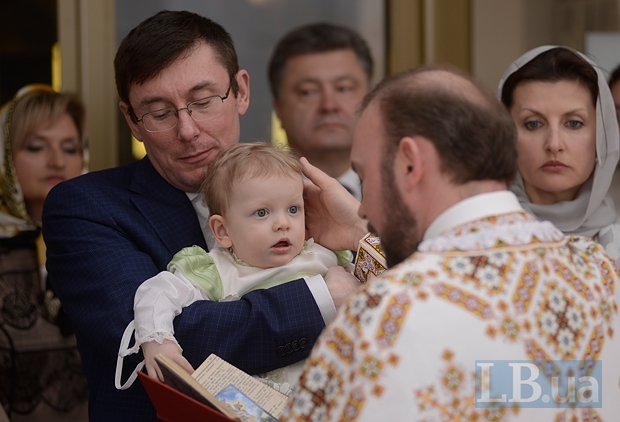 Луценко став хрещеним батьком 1,5 річної доньки нардепа Стеця