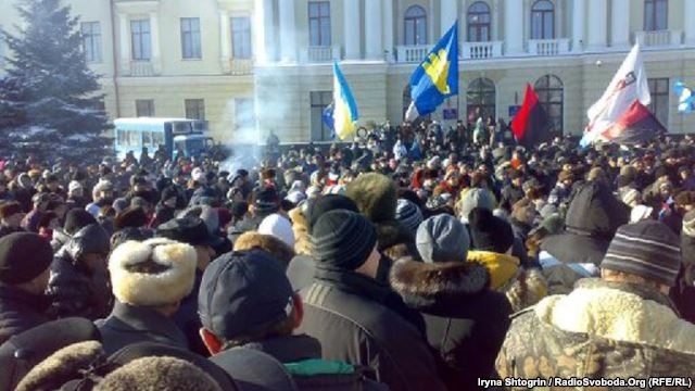 В Хмельницком активисты требуют от депутатов выйти из Партии регионов