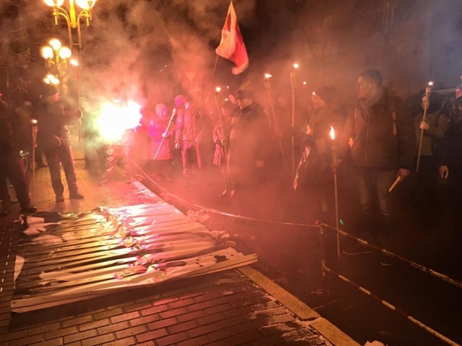 Активисты устроили ночное факельное шествие к МВД и ГПУ