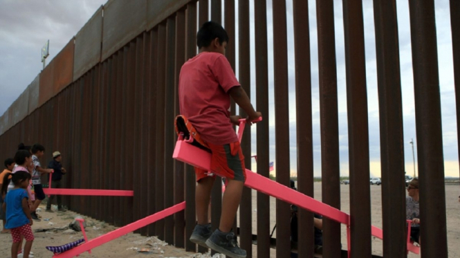 На кордоні Мексики та США встановили дитячі гойдалки