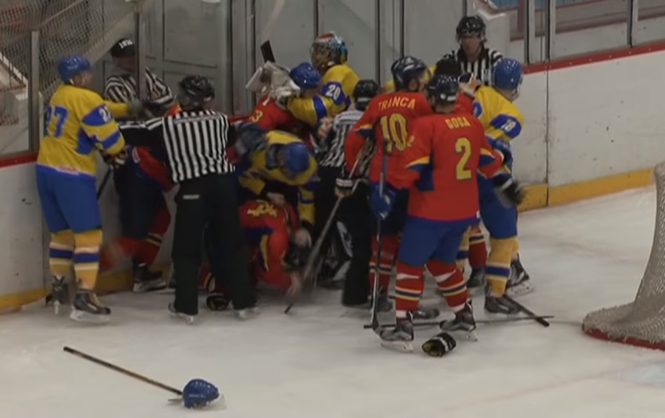 Збірні України та Румунії з хокею влаштували бійку на турнірі, - відео
