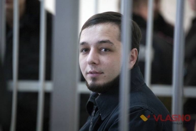 Прокурор хочет посадить парня, который порвал плакат Порошенко, на семь лет