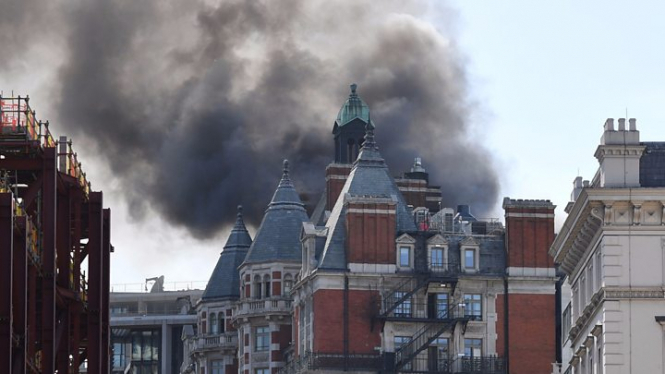 В центре Лондона горит 5-звездочный отель, - ВИДЕО