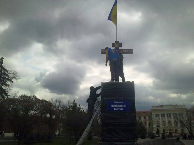 На місці пам’ятника Руднєву у Харкові встановили хрест, - відео