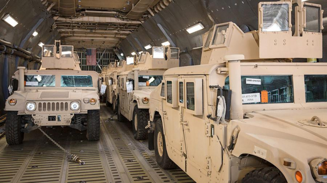 В Украину прибыли 35 боевых машин Hummer из США