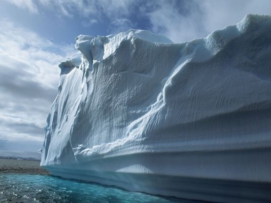 В Антарктиде откололся айсберг размером 300 кв км