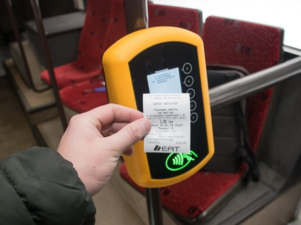 У тролейбусах Івано-Франківська ввели безготівкову оплату проїзду
