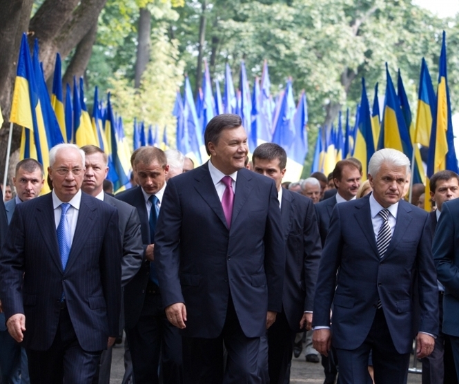 Українці попри розмови про недовіру владі проголосують саме за неї