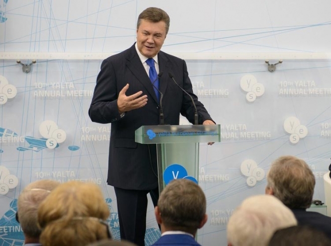 Янукович в Ялті мірявся приборами з опозицією