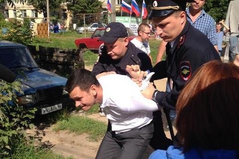 В России полиция задержала оппозиционера Яшина