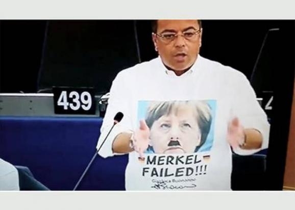 Депутата ЄС оштрафували за футболку із Меркель в образі Гітлера