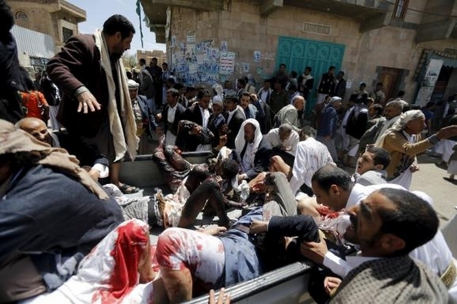 В столице Йемена прогремел взрыв в мечети. Двое террористов-смертников подорвались во время службы