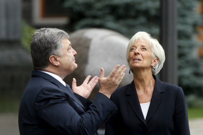 МВФ одобрил выделение Украине миллиарда долларов, - Порошенко