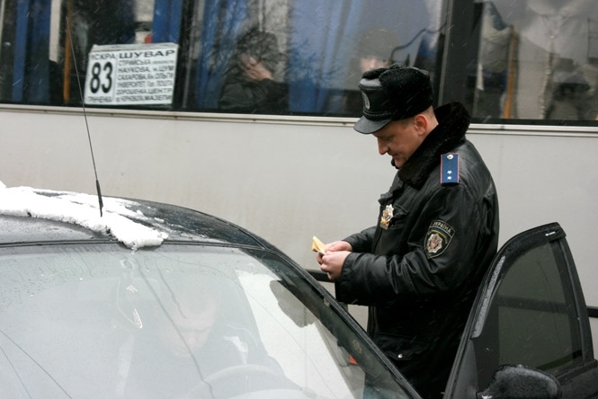Інспектори ДАІ забрали на штрафмайданчик бус за те, що він нібито віз папір на Майдан