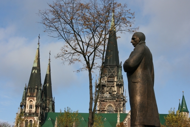 Возле памятника Бандере во Львове искали взрывчатку
