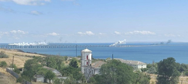 У районі Кримського мосту пролунали вибухи. Навколо нього багато диму