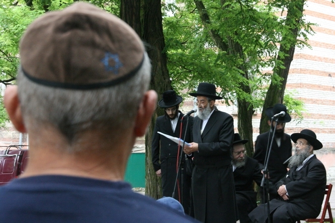 Власти Львова тормозят перенос рынка с еврейского кладбища
