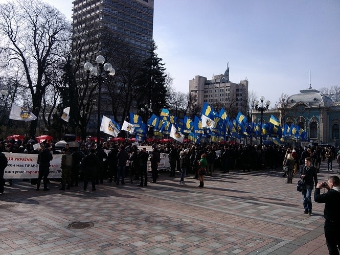 Под парламентом 