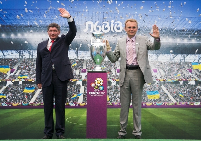 Кубок Євро-2012 привезли до Львова (фото)