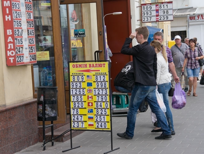 Українці продовжують скуповувати долари: попит зріс до пікових показників