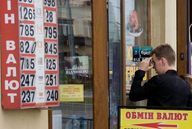 Українці з початку року придбали у 17 разів менше валюти, ніж у 2012-му