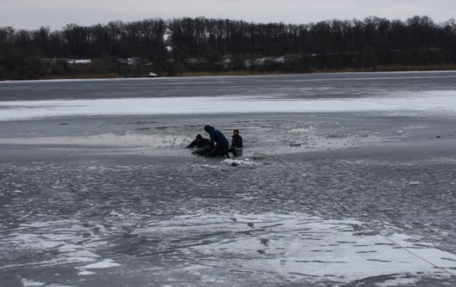 В Запорожье подростки провалились под лед, есть погибший