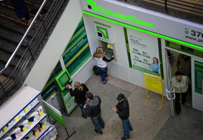 Украинцы массово забирают деньги из банков: за 5 дней вывели более 7 миллиардов гривен