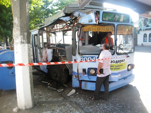 В Одесі тролейбус врізався в дерево: постраждали 11 осіб
