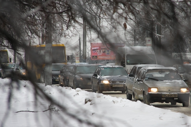 Зливи, мокрий сніг і шквальний вітер: ДАІ просить водіїв бути уважними на дорогах