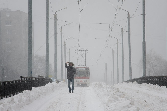 На зиму до Львова: люди штовхають машини і пішки йдуть на роботу