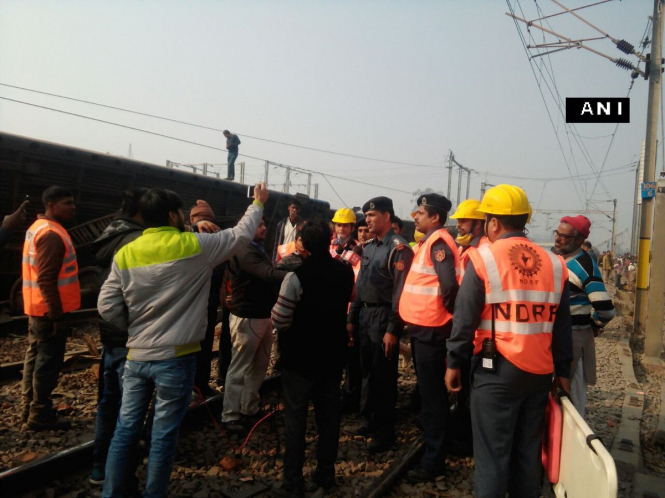 В Индии поезд сошел с рельсов: двое погибших, 44 пострадавших, - ФОТО