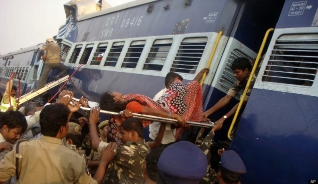 Более 20 человек погибли при аварии поездов в Индии