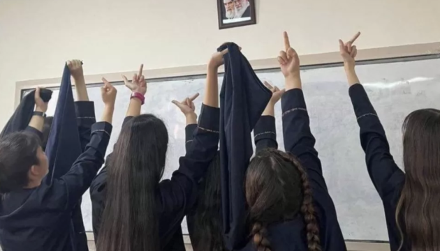 Іранські школярки знімають хіджаби демонструючи свій протест проти влади