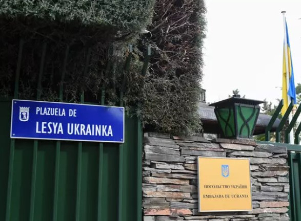 Після теракту поліція Іспанії вдруге оточила та евакуювала посольство України