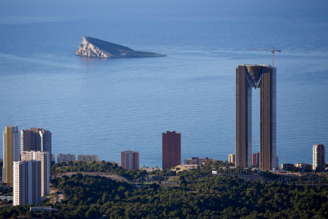 В Іспанії добудували найвищий житловий будинок у ЄС. Його зводили 17 років