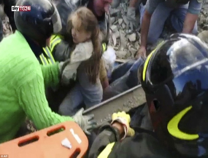 В Італії з-під завалів внаслідок землетрусу витягнули 10-річну дівчинку, - ВІДЕО