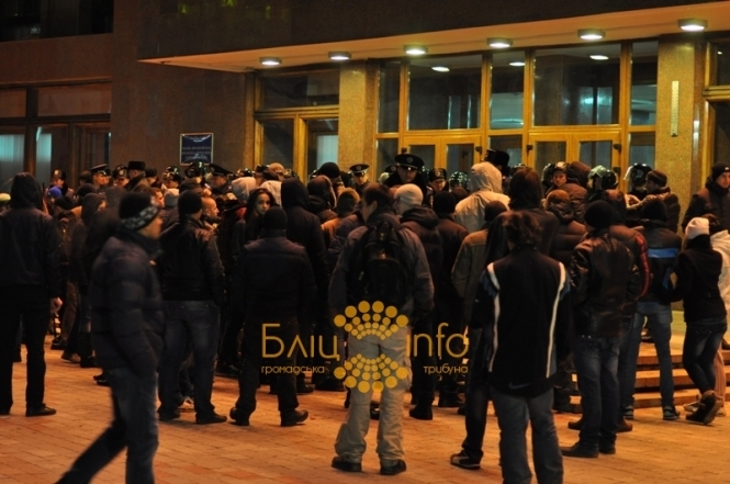 У Івано-Франківську мітингувальники намагались захопити приміщення ОДА (відео)