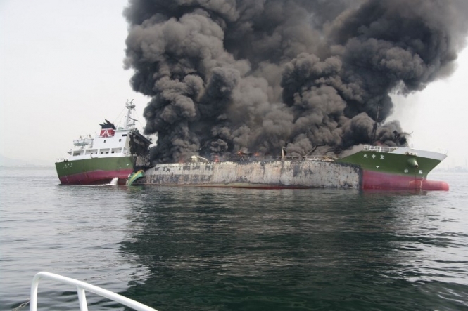У побережья Японии взорвался танкер с нефтью