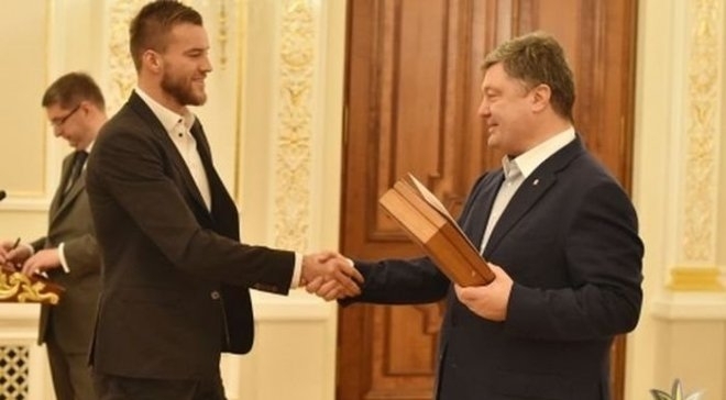 Порошенко наградил футболистов и наставника сборной Украины именным огнестрельным оружием