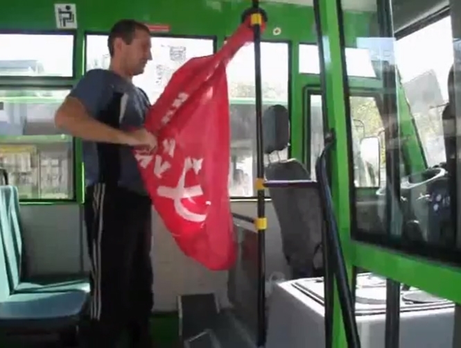 Спостерігач змусив водія маршрутки зняти комуністичний прапор