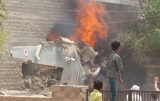 В Индии военный самолет упал на жилой дом
