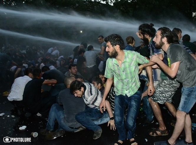 Генпрокуратура Вірменії просить розслідувати розгін демонстрантів водометами 23 червня