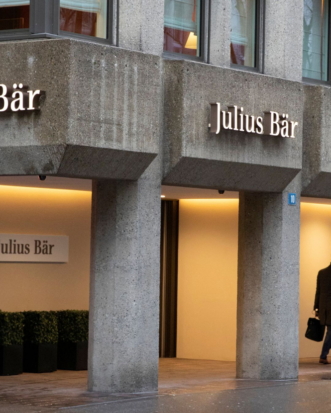 Швейцарський банк Julius Baer заморозить рахунки росіян і білорусів