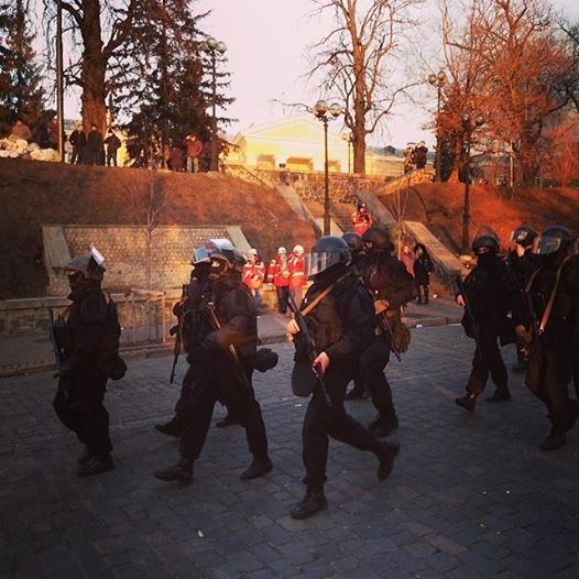 К баррикад на Институтской стягивают бойцов ВВ с автоматами Калашникова, – активисты 