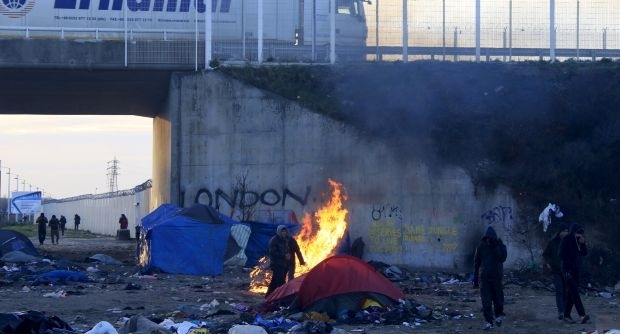 Поліція застосувала сльозогінний газ проти мігрантів в ході знесення табору в Кале