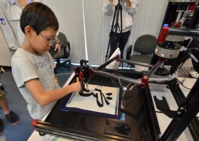 Японці придумали робота, що вчить дітей малювати ієрогліфи (відео)