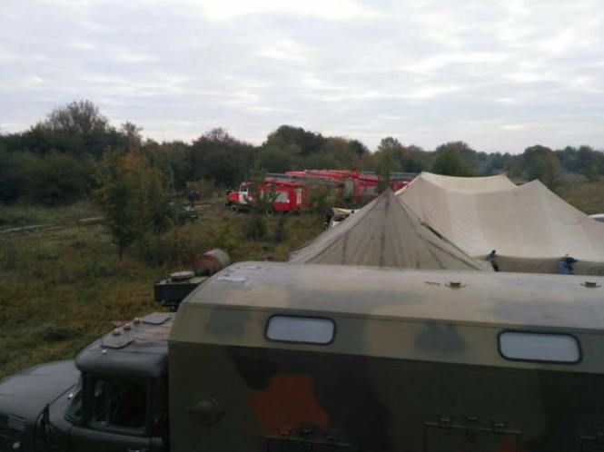 Для ліквідації пожежі на складі боєприпасів в Калинівці задіяли пожежні поїзди і танки
